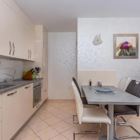 1 Bedroom In Bogovici Apartment *