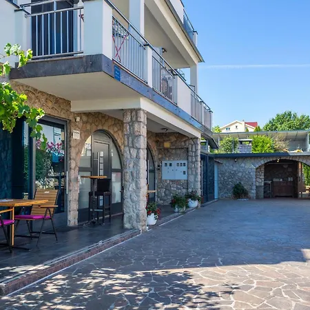 アパート 1 Bedroom In Bogovici *